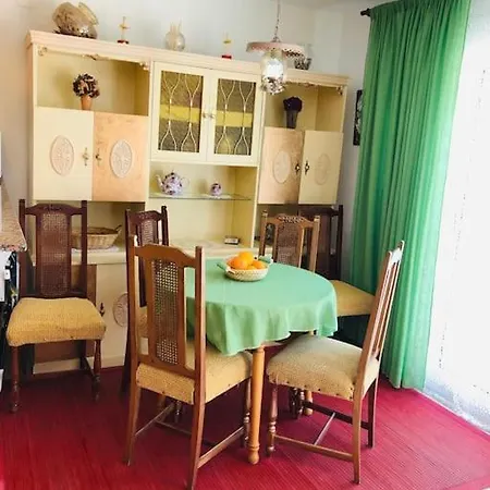 A 75m Del Mar Apartment *